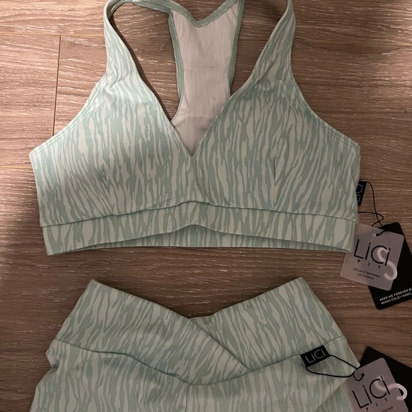 LiCi Fit Mint Zebra V-Cut Scrunch Legging and Regular Bra - Picture 2 of 6